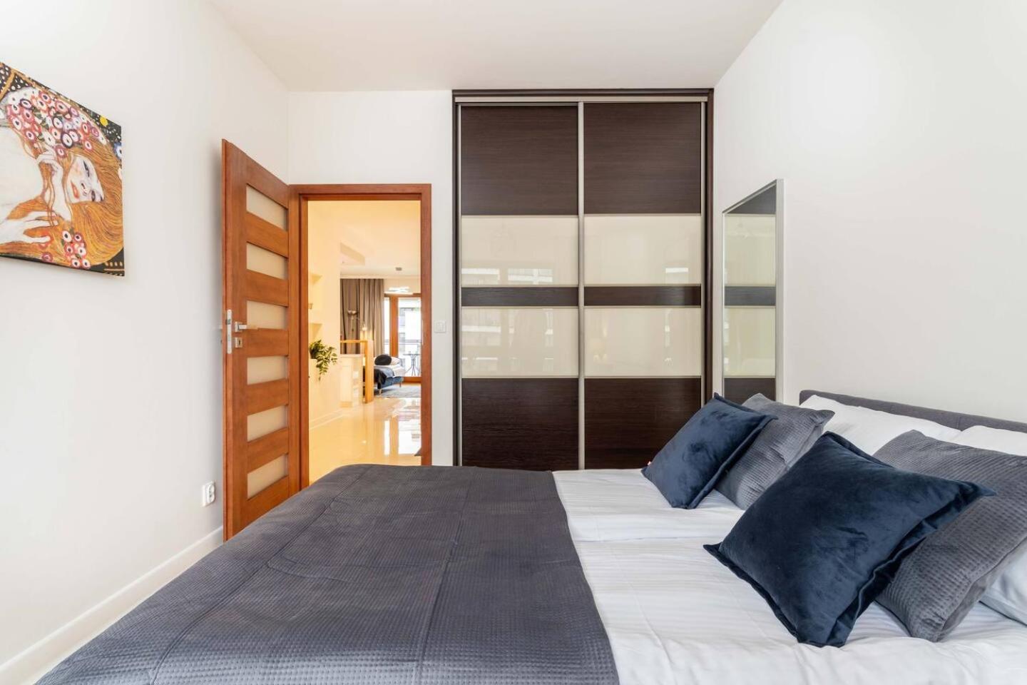 Urban Blue 2 Bedroom Wola Apartamento Varsovia